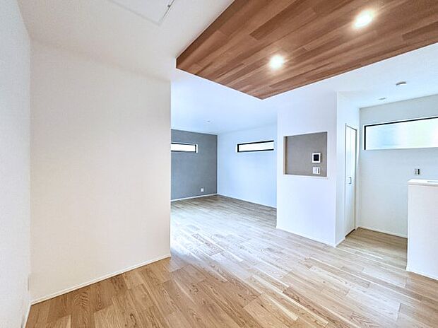 【ダイニング】家族の笑顔が自然と生まれてくる、そんな雰囲気のダイニングに仕上がっています。