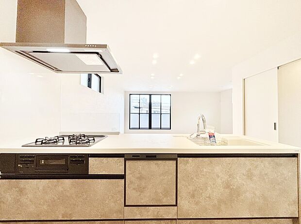 【キッチン】毎日使うキッチンだから、使いやすさ&お手入れのしやすさにこだわりました。