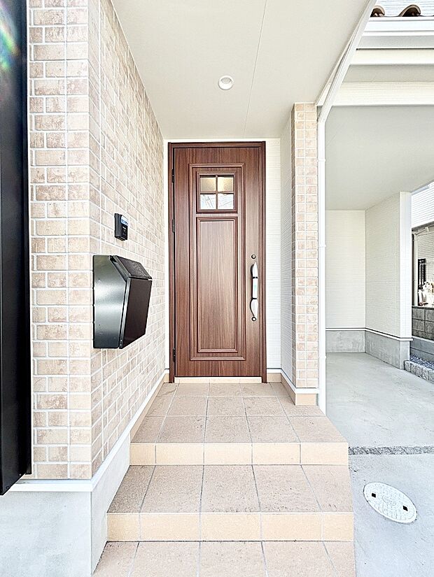 【玄関】玄関前は雨が降っても濡れにくい屋根付き