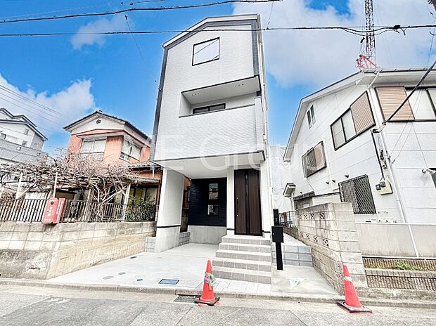 【現地外観写真】たっぷりの陽光と心地よい風が舞い込む住まい
