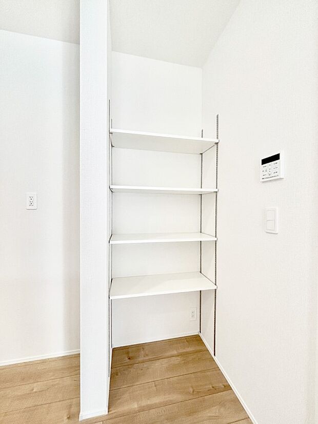 【その他設備(キッチン横収納)】食材のストックはもちろん、日用品の収納など使い方はいろいろ!