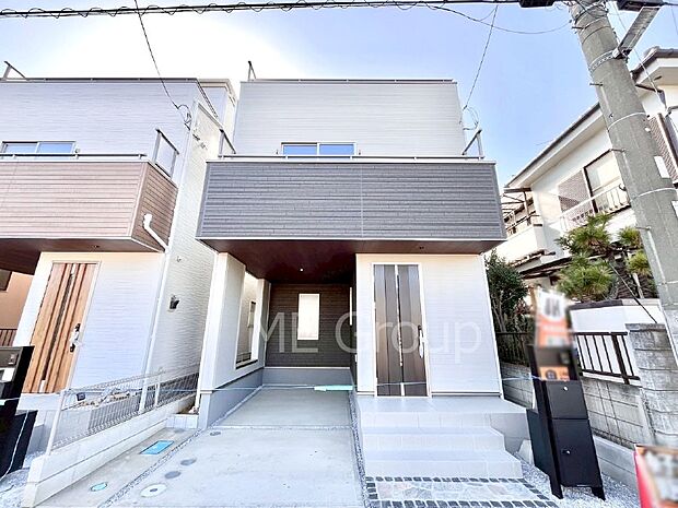 【現地外観写真】洗練された外観、上質な住空間が広がる室内は永く安心して過ごせる住居です。 