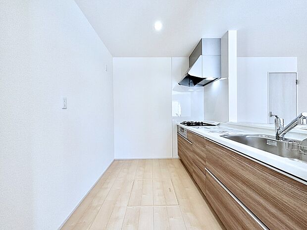 【ダイニングキッチン】料理をしながらでもご家族との会話を楽しめる対面キッチン