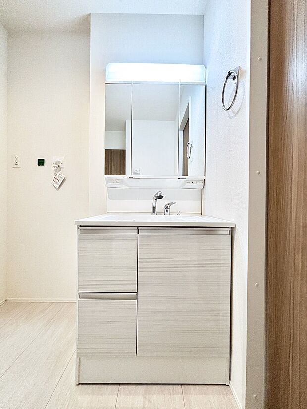 【洗面台・洗面所】大きく見やすい三面鏡で清潔感ある洗面台は、身だしなみチェックや肌のお手入れにおすすめです。