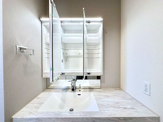 【その他設備(三面鏡裏収納)】三面鏡の裏に、化粧品や衛生用品などを収納可能。洗面台をすっきりと保ちます!