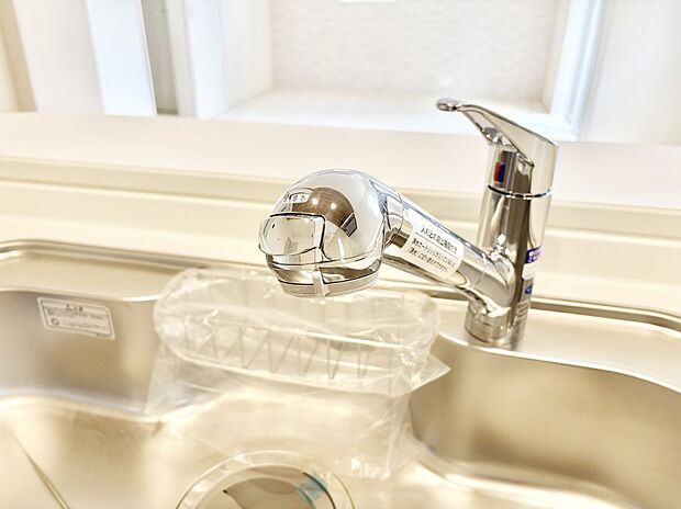 【その他設備(蛇口一体型浄水器)】いつでも清潔なおいしいお水を。一つの水栓で水道水と浄水を使い分け。