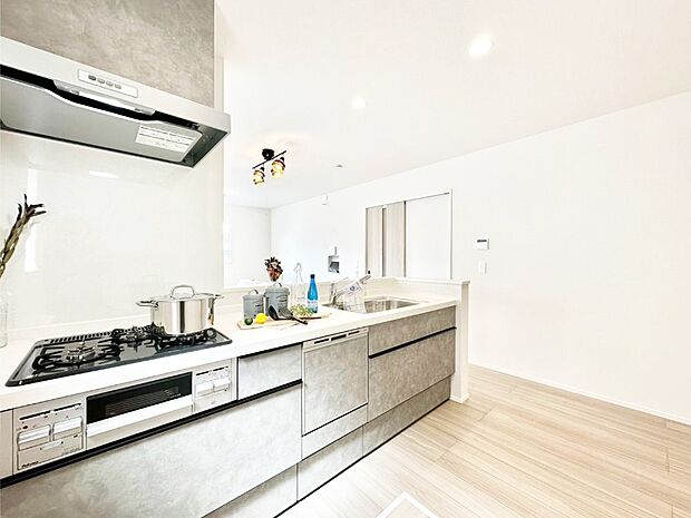 【ダイニングキッチン】カウンター越しに楽しいおしゃべり。いつものお料理がもっと美味しくなりそうですね。