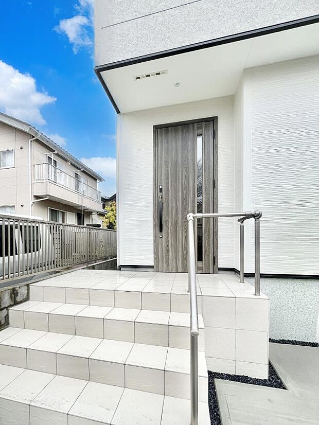 【玄関】大切な家族、来客を出迎える玄関。