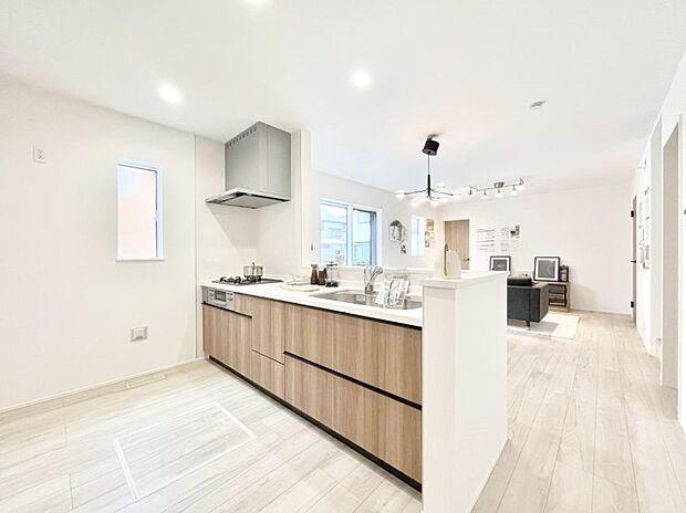 【ダイニングキッチン】爽やかな風が通り抜けるキッチン。窓があるので明るく換気にも役立ちます。