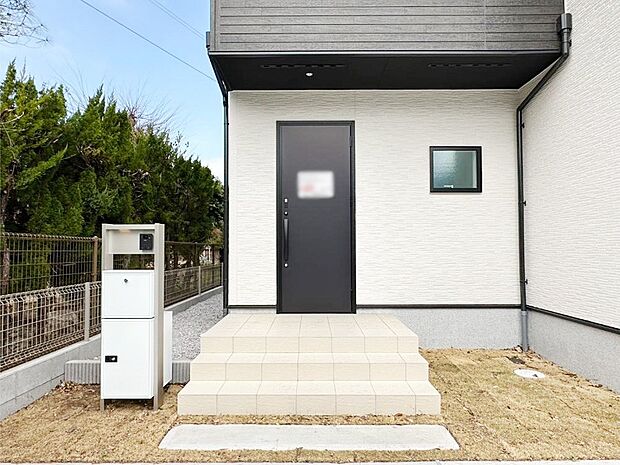 【玄関】シンプルで落ち着いた雰囲気の玄関でご家族やお客様をお出迎え！