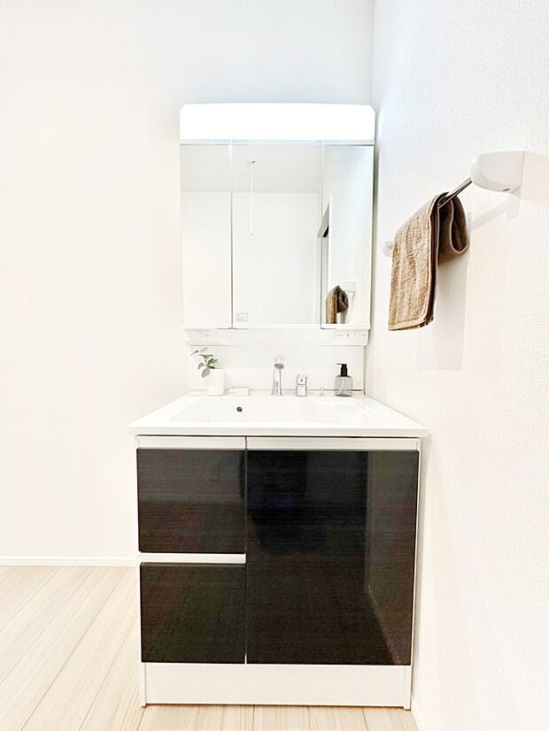 【洗面台・洗面所】三面鏡キャビネット・シャワー付き洗面化粧台で忙しい朝の身支度もスムーズに！