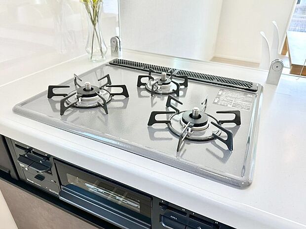 【その他設備(Ｓｉセンサーコンロ)】ガスコンロはＳｉセンサー搭載。火力調節や焦げ付き・消し忘れも防いでくれます。