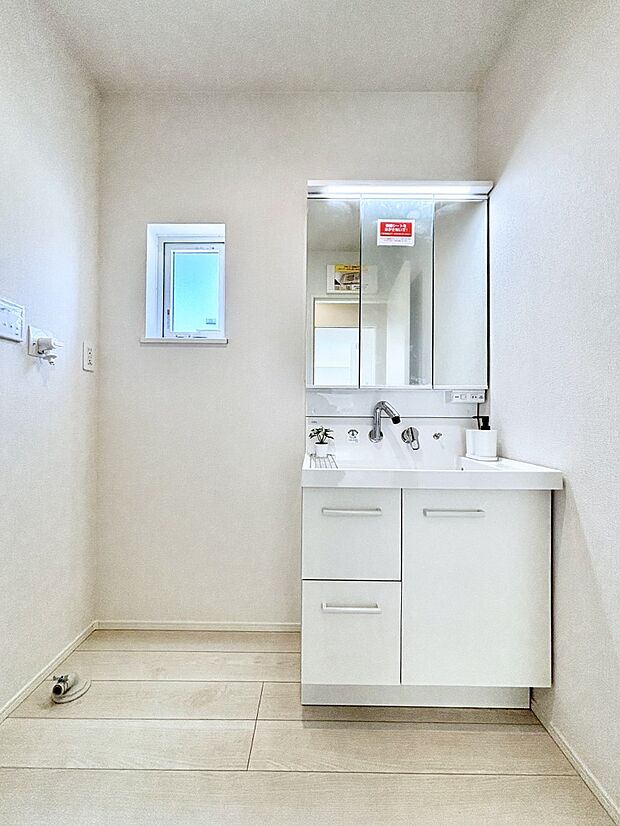 【洗面台・洗面所】大きく見やすい三面鏡で清潔感ある洗面台は、身だしなみチェックや肌のお手入れにおすすめです。