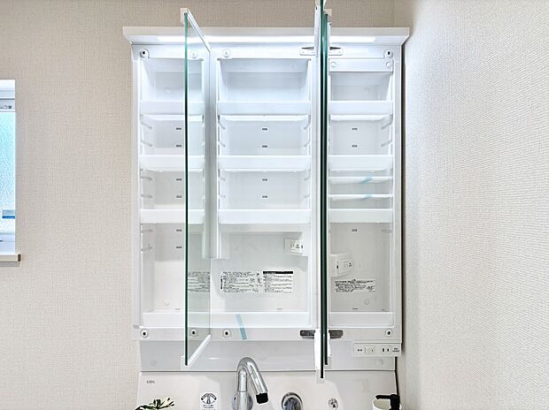 【その他設備(三面鏡裏収納)】三面鏡の裏に、化粧品や衛生用品などを収納可能。洗面台をすっきりと保ちます！