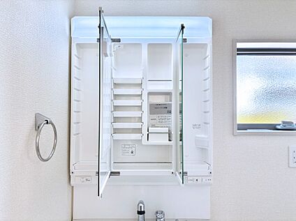 その他設備(三面鏡裏収納)