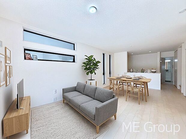 【リビング】ご家族の賑やかな話し声で包まれる明るいリビング ※家具はCGです