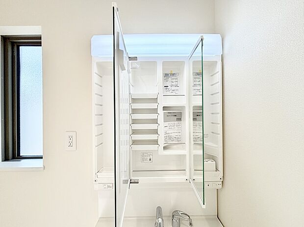 【その他設備(三面鏡裏収納)】三面鏡の裏に、化粧品や衛生用品などを収納可能。洗面台をすっきりと保ちます!