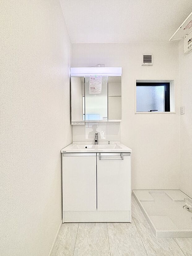 【洗面台・洗面所】大きく見やすい三面鏡で清潔感ある洗面台は、身だしなみチェックや肌のお手入れにおすすめです。