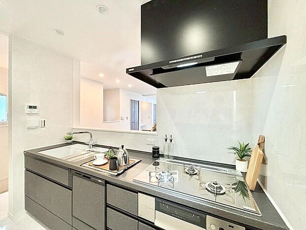 【ダイニングキッチン】ゆとりあるキッチンではご家族と楽しくお料理ができます。