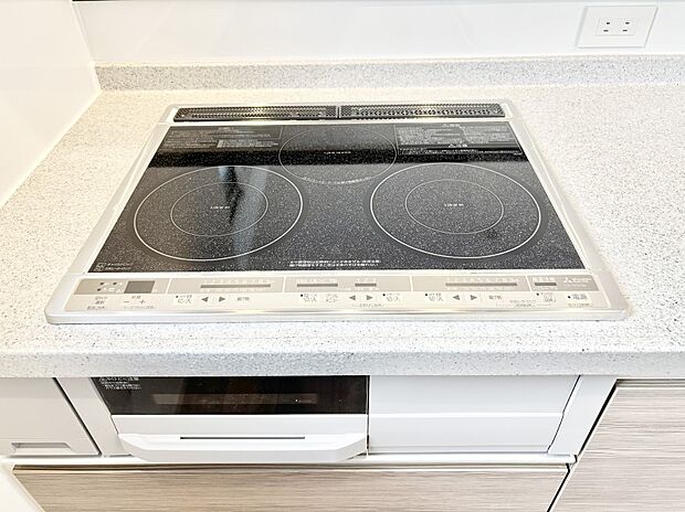 【その他設備(IHクッキングヒーター)】IHクッキングヒーターは天板の調理面がフラットなので調理後はサッと一拭きするだけ！