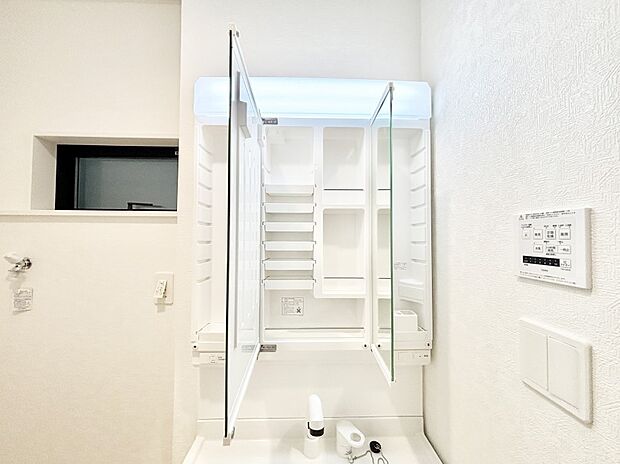 【その他設備(三面鏡裏収納)】三面鏡の裏に、化粧品や衛生用品などを収納可能。洗面台をすっきりと保ちます!