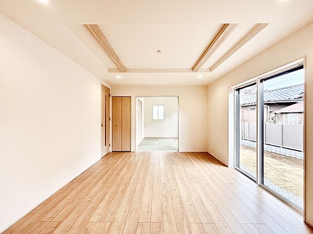 【リビングダイニング】大きな窓からたっぷりの陽光と風を感じられるリビング