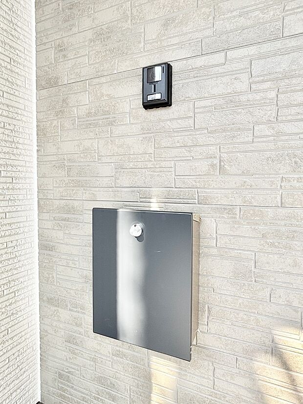 【その他現地】シンプルデザインのポスト。