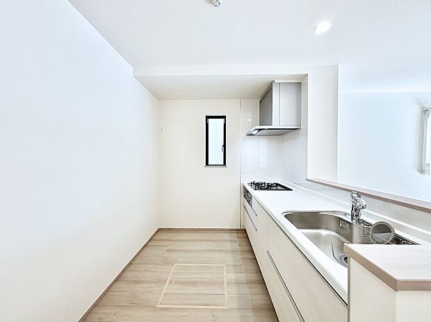 【ダイニングキッチン】爽やかな風が通り抜けるキッチン。窓があるので明るく換気にも役立ちます。