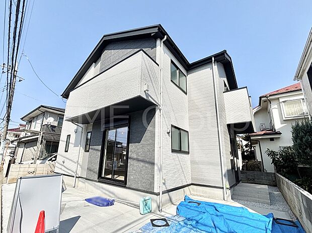 【現地外観写真】上質感あふれる外観デザイン。魅力の住まいを実現。