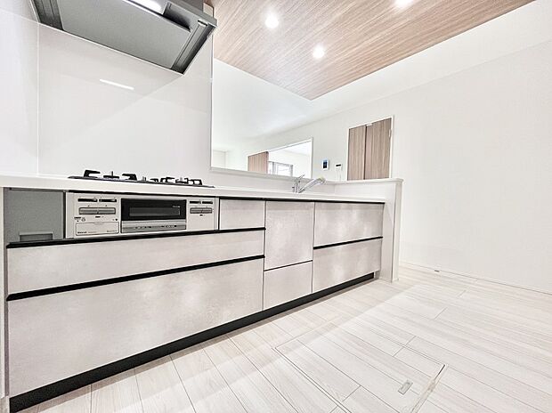 【ダイニングキッチン】料理をしながらでもご家族との会話を楽しめる対面キッチン