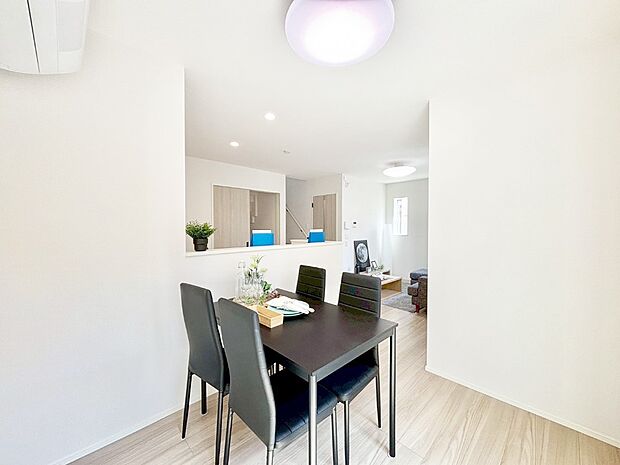 【リビングダイニング】落ち着いた雰囲気のLDKは家族みんなの快適空間