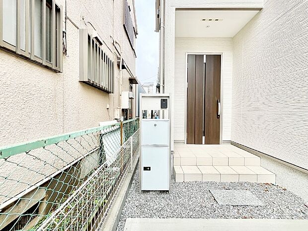 【その他現地】シンプルなデザインのポスト