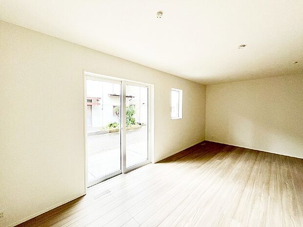 【リビングダイニング】大きな窓からたっぷりの陽光と風を感じられるリビング