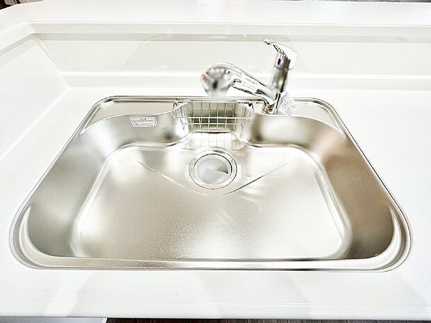 【その他設備(シンク)】広々としたシンクでお料理やお皿洗いもラクラク快適に!