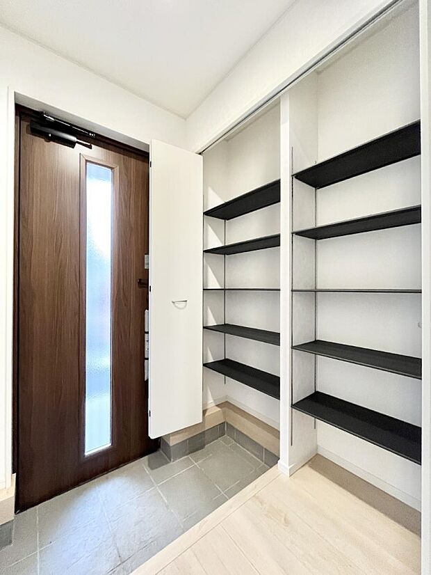 【その他設備(シューズボックス)】大容量のシューズボックス付きで、気になる玄関周りもスッキリ