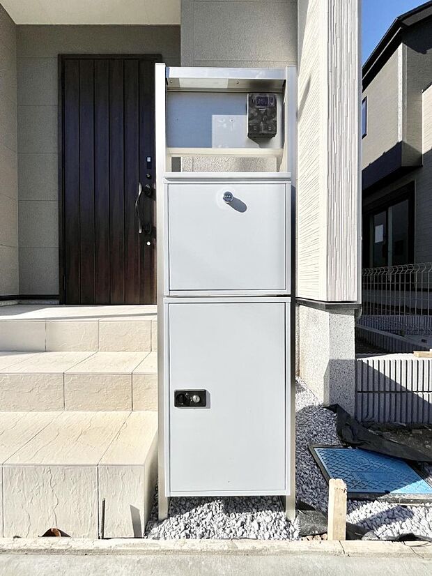【その他現地】表札・インターホン・ポスト・宅配BOXをひとつに集約。エントランスになじむシンプルデザイン。