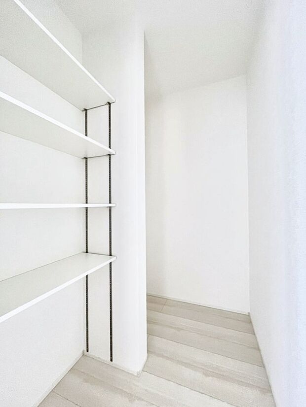 【その他設備(リビング収納)】リビング収納。ここに収納があると物が集まるLDKがスッキリ片付きそうですね。