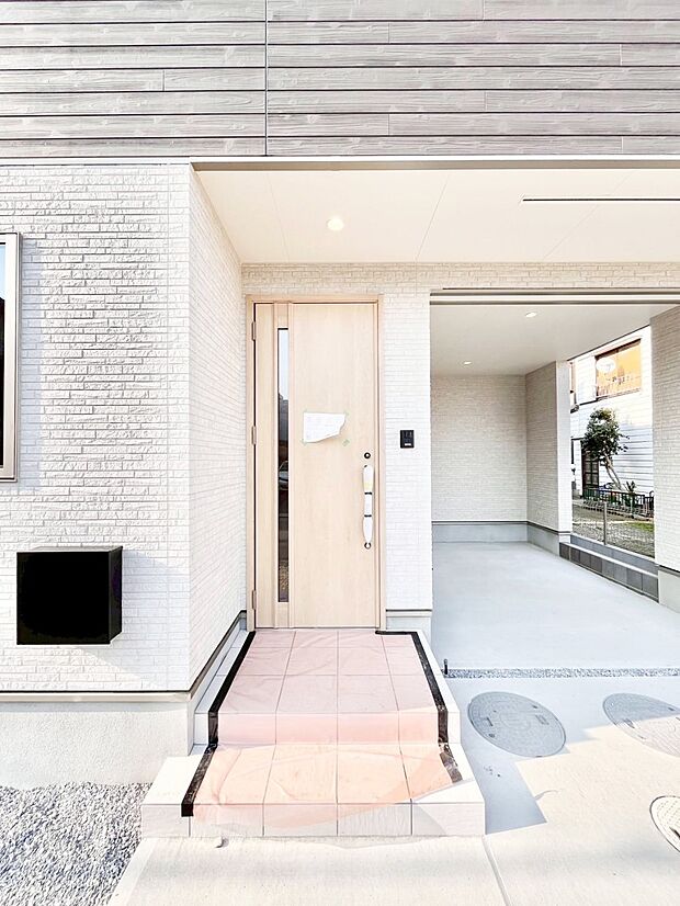 【玄関】玄関前は雨が降っても濡れにくい屋根付き