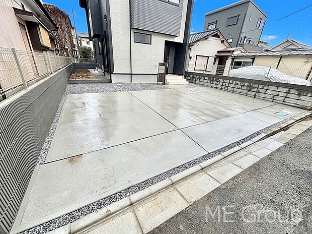 【駐車場】3台（車種による）駐車可！ご家族みんなの自転車も置ける広々カースペース。