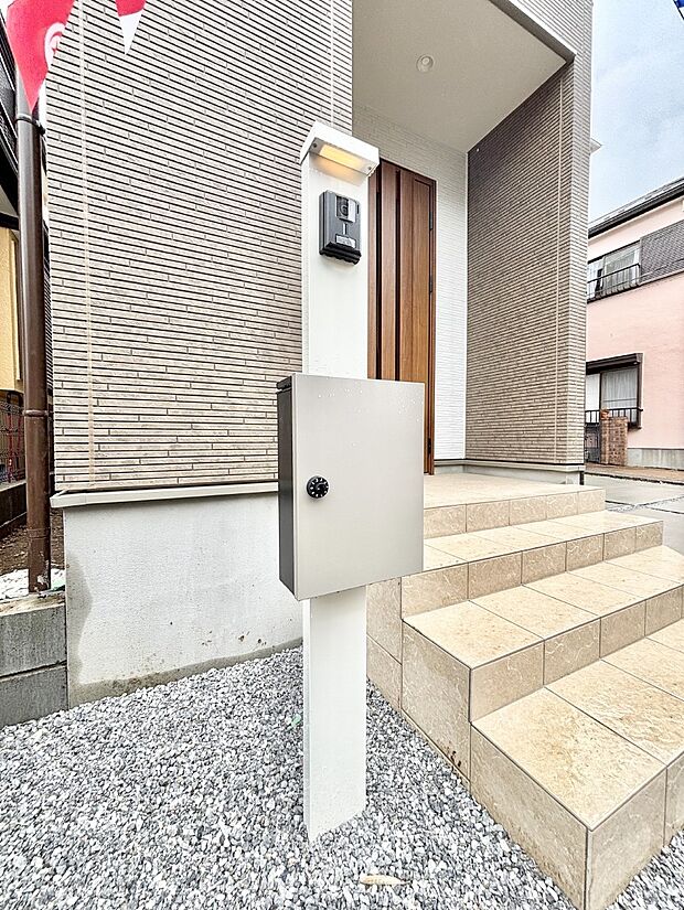 【その他現地】表札・インターホン・ポストをひとつに集約。エントランスになじむシンプルデザイン。