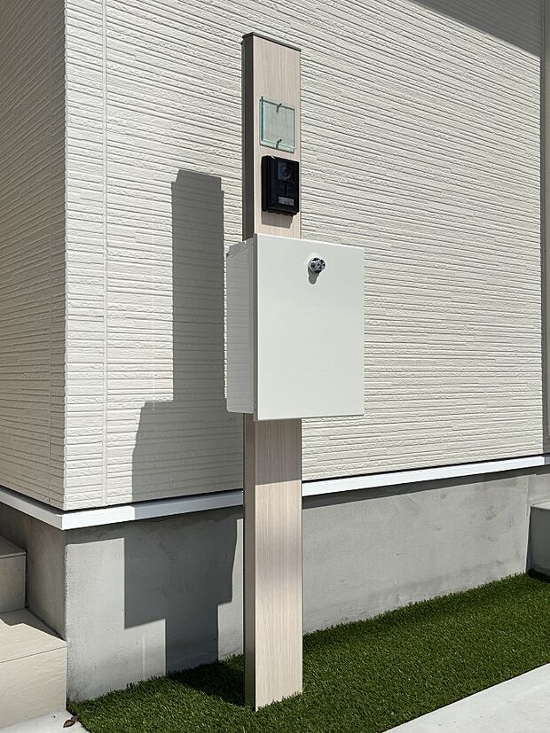 【その他現地】シンプルデザインのポスト。