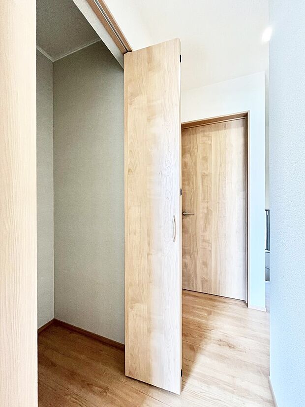 【その他設備(廊下収納)】廊下収納。掃除道具や季節の小物を収納することができます。