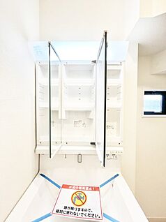 その他設備(三面鏡裏収納)