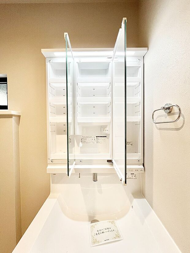 【その他設備(三面鏡裏収納)】三面鏡の裏に、化粧品や衛生用品などを収納可能。洗面台をすっきりと保ちます！
