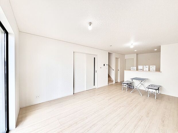 【リビングダイニング】明るい陽光が注ぎ、寛ぎの雰囲気に満たされるリビング・ダイニング。 