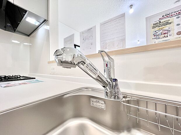 【その他設備(浄水器)】いつでも清潔なおいしいお水を。一つの水栓で水道水と浄水を使い分け。