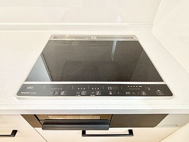 【その他設備(IHクッキングヒーター)】IHクッキングヒーターは天板の調理面がフラットなので調理後はサッと一拭きするだけ！