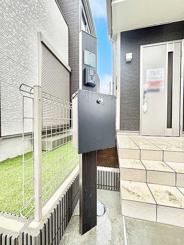 【その他現地】表札・インターホン・ポストをひとつに集約。エントランスになじむシンプルデザイン。