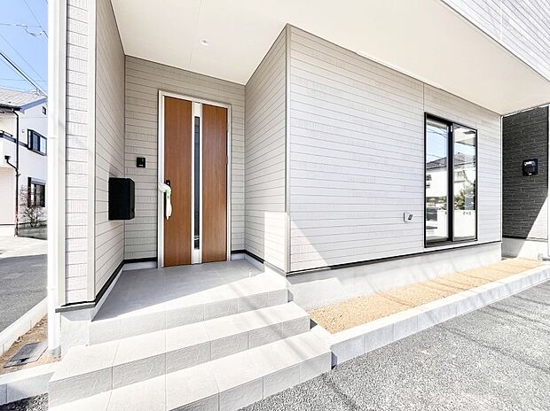 【玄関】玄関アプローチにはプランターを並べて季節の花でお客様をおもてなしできます。