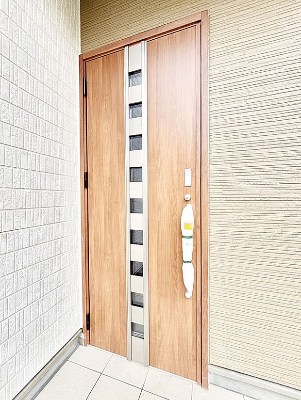 【玄関】玄関前は雨が降っても濡れにくい屋根付き